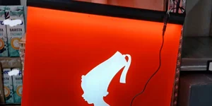 Insegna luminosa a led a luce filtrante rasterizzata con pellicola Latina - A.S.T. NEON Insegna luminosa a led a luce filtrante rasterizzata con pellicola Latina - A.S.T. NEON