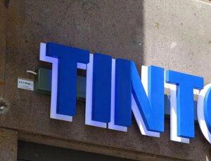 Insegna luminosa a led a lettere singole a luce retroriflessa Roma Insegna luminosa a led a lettere singole a luce retroriflessa Roma