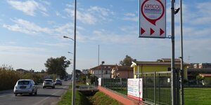 Insegna luminosa a led a bandiera bifacciale Latina - A.S.T. NEON