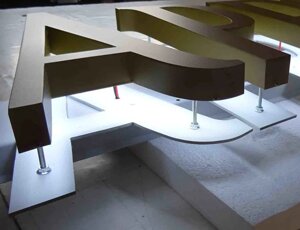 Insegna luminosa a led a lettere singole a luce retroriflessa Roma Insegna luminosa a led a lettere singole a luce retroriflessa Roma