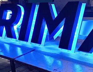 Insegna luminosa a led a luce retroriflessa Roma