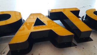 INSEGNA LUMINOSA ROMA A LED A LETTERE SCATOLATE IN METACRILATO ROMA