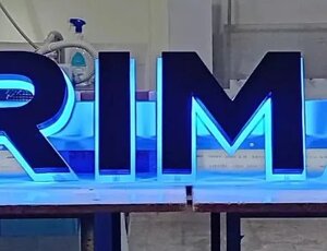 Insegna luminosa a led a luce retroriflessa Roma