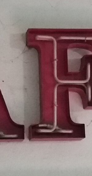 Insegna luminosa Latina lettere scatolate con neon a vista