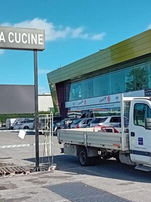 Struttura con cassonetti bifacciali Centro Cucine Pomezia Struttura con cassonetti bifacciali Centro Cucine Pomezia