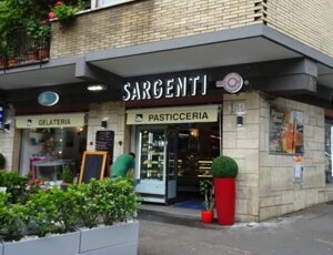 Insegna luminosa a led a lettere scatolate a luce retroriflessa Roma Insegna luminosa a led a lettere scatolate a luce retroriflessa Roma