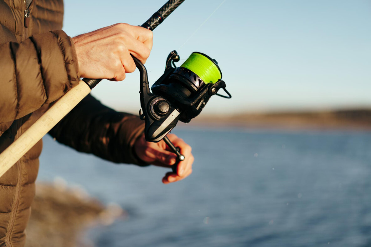 fisherman-hands-holding-fishing-rod-close-up.jpeg fisherman-hands-holding-fishing-rod-close-up.jpeg