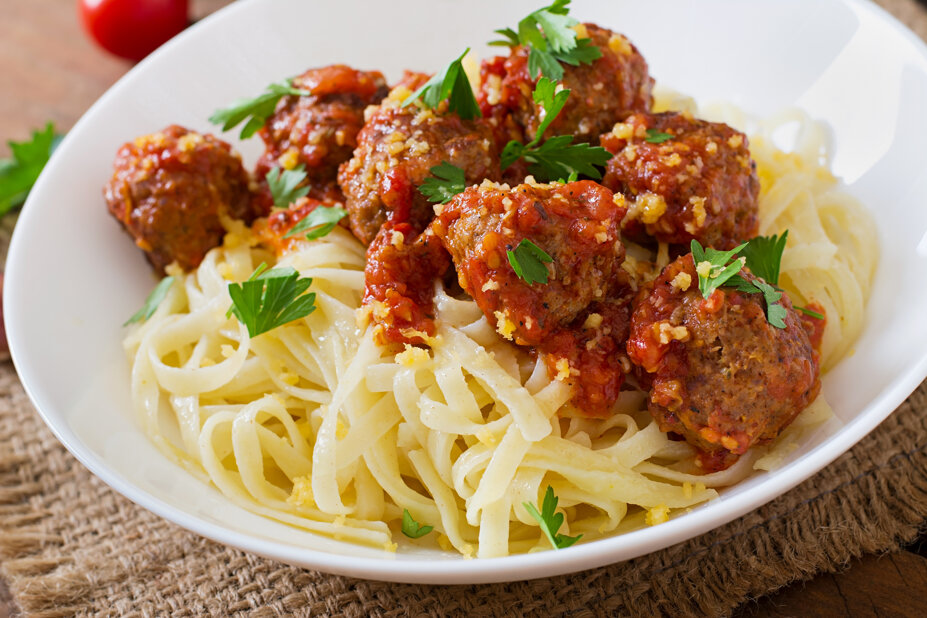 fettuccine-pasta-with-meatballs-tomato-sauce.jpeg