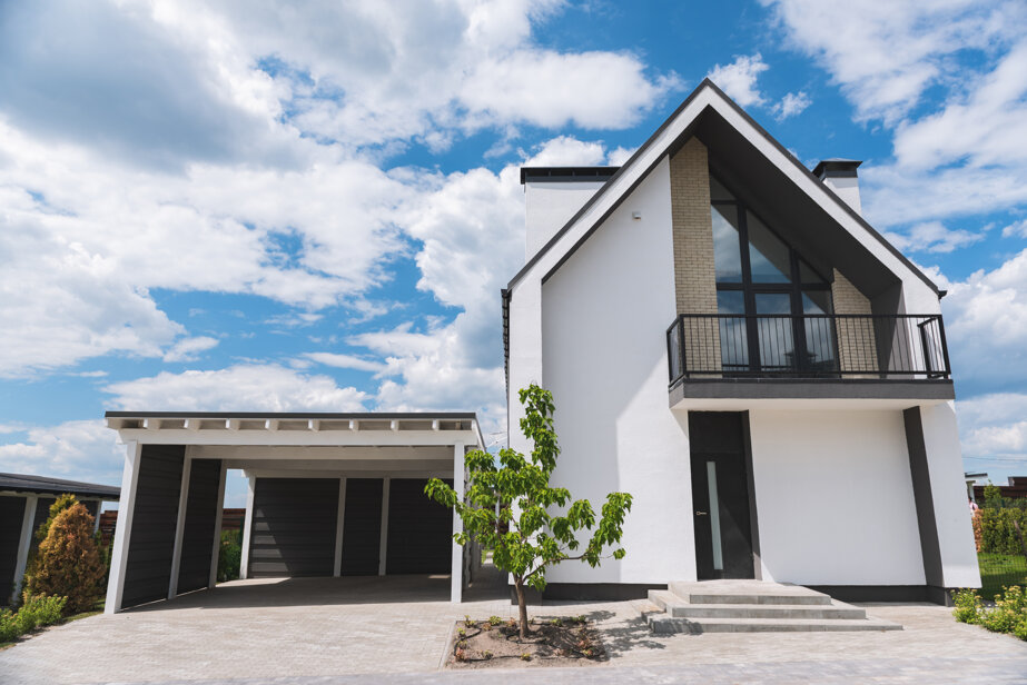 low-angel-beautiful-modern-house-with-garage.jpeg low-angel-beautiful-modern-house-with-garage.jpeg