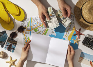 i-viaggiatori-stanno-pianificando-un-viaggio-cercando-il-percorso-sulla-mappa-e-cercando-informazioni-su-internet.jpeg i-viaggiatori-stanno-pianificando-un-viaggio-cercando-il-percorso-sulla-mappa-e-cercando-informazioni-su-internet.jpeg