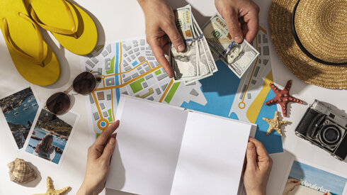 i-viaggiatori-stanno-pianificando-un-viaggio-cercando-il-percorso-sulla-mappa-e-cercando-informazioni-su-internet.jpeg