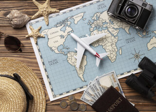 mani-di-vista-dall-alto-che-tengono-telefono-e-foto.jpeg mani-di-vista-dall-alto-che-tengono-telefono-e-foto.jpeg