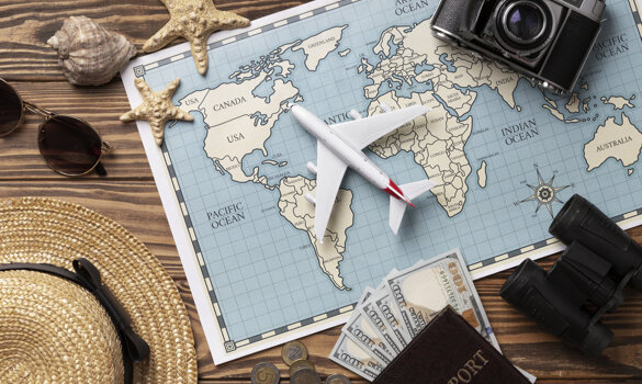 i-viaggiatori-stanno-pianificando-un-viaggio-cercando-il-percorso-sulla-mappa-e-cercando-informazioni-su-internet.jpeg
