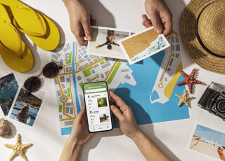 mani-piatte-che-tengono-taccuino-e-contanti.jpeg mani-piatte-che-tengono-taccuino-e-contanti.jpeg