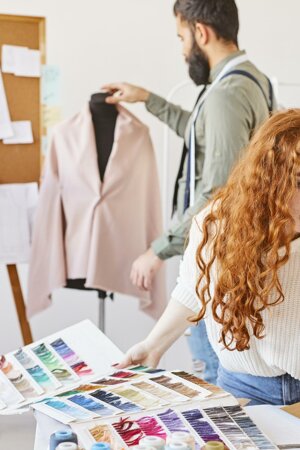 stilisti-femminili-che-lavorano-nell-atelier-e-controllano-l-indumento-sulla-forma-del-vestito.jpeg
