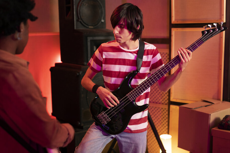 uomo-che-suona-la-chitarra-elettrica-a-un-concerto-dal-vivo.jpeg