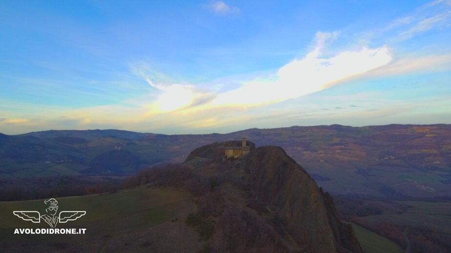 vista aerea della Pietra Perduca a Travo foto del Pilota di Drone (APR) Fabio Manera 