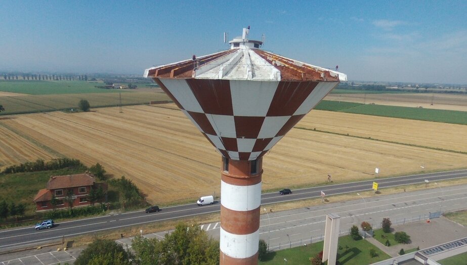 Serbatoio pensile a Cadeo (Pc) fotografato dal drone inoffensivo di Fabio Manera avolodidrone.it