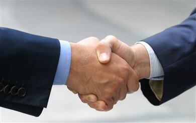 stretta di mano, patto fiduciario tra avvocato e cliente