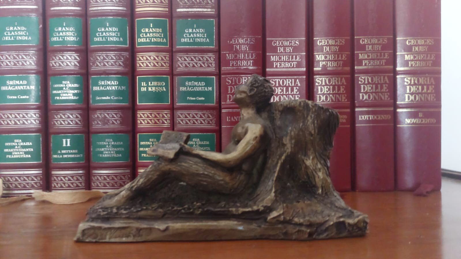 Gratuito Patrocinio 2026: i requisiti e come ottenerlo Scultura - simbolo dell'uomo di legge con il libro in mano dell'avv. Albert Corradetti.