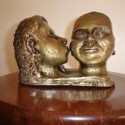 Ari che bacia Jubar sulla guancia, personaggi mitologici, opera in gesso dell'Avv. Albert Corradetti Ari che bacia Jubar sulla guancia, personaggi mitologici, opera in gesso dell'Avv. Albert Corradetti