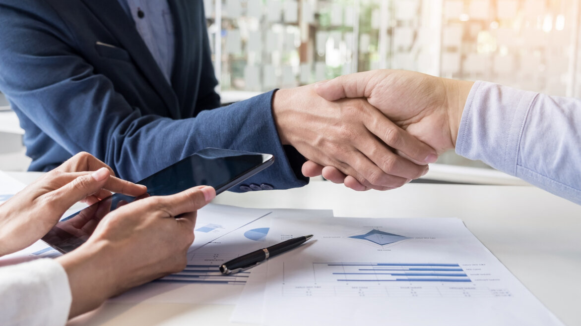 stretta-di-mano-di-due-uomini-che-dimostrano-il-loro-accordo-di-firmare-contratto-o-contratto-tra-le-loro-imprese-le-imprese-le-imprese.jpeg stretta-di-mano-di-due-uomini-che-dimostrano-il-loro-accordo-di-firmare-contratto-o-contratto-tra-le-loro-imprese-le-imprese-le-imprese.jpeg