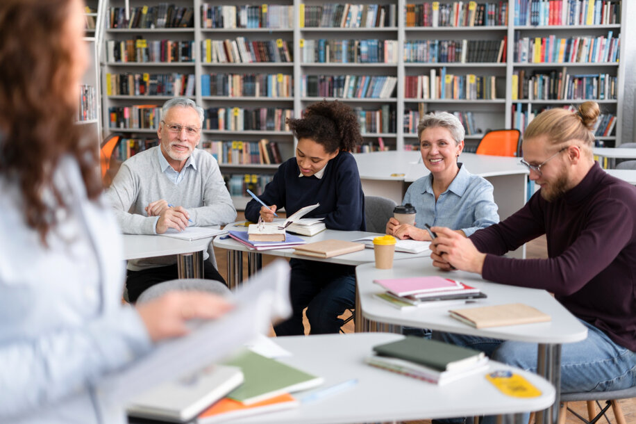 chiudere-le-persone-che-studiano-in-biblioteca (1).jpeg