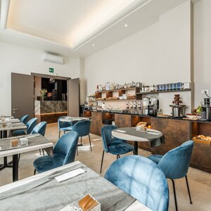 spazio-caffe-elegante-e-luminoso