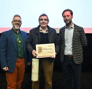 Mauro Illiano e Andrej Godina consegnano lo Special Award 2026 a Maurizio Putto