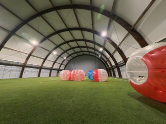 bumper ball di Bubble Soccer Italia n un campo al coperto di calcetto