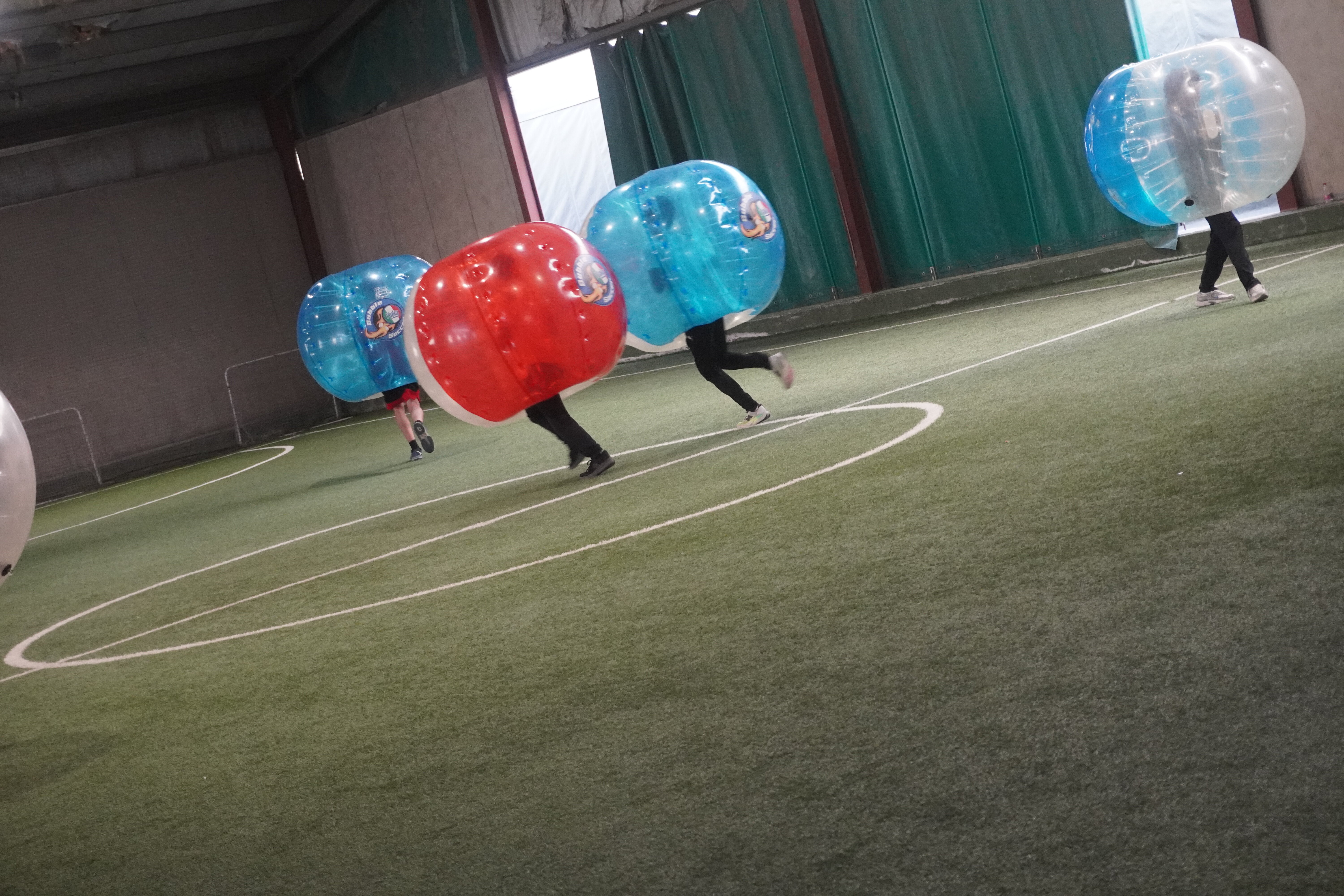 bubble soccer in un campo al coperto in Campania