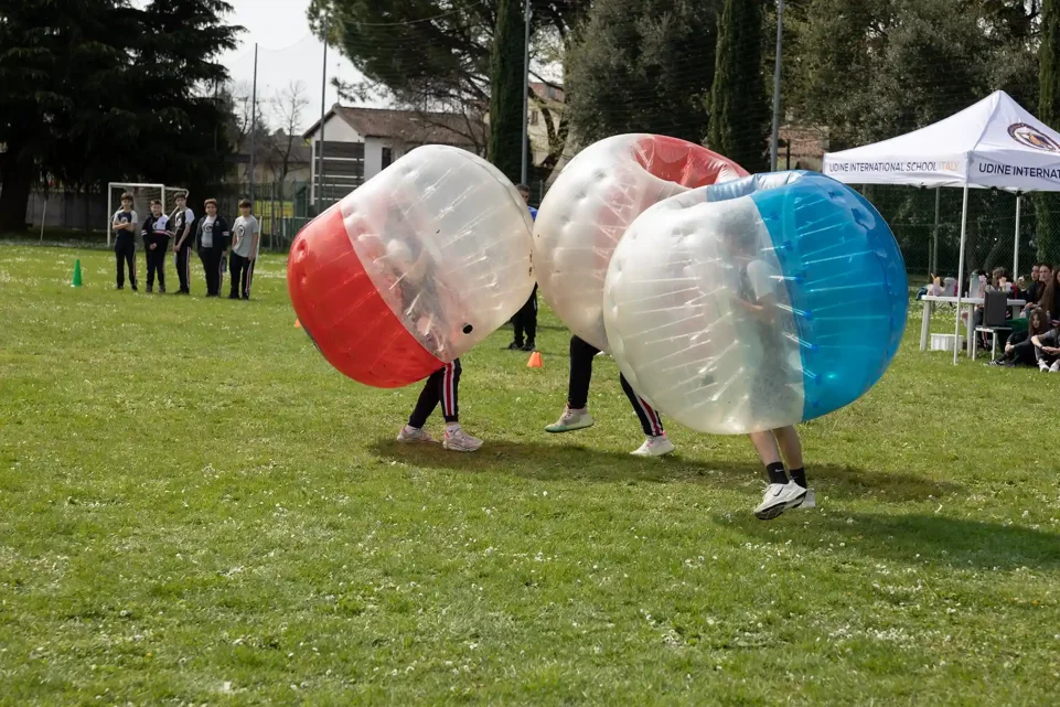  bubble soccer all'UIS di Udine durante la giornata dello sport a scuola in un campo da calcio