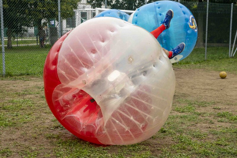 eyJpdCI6InJhZ2F6em8gY2hlIGluZG9zc2EgdW5hIGJ1YmJsZSBidWJibGUgY2Fwb3ZvbHRhIGEgdGVzdGEgaW4gZ2n5IGFsIHByaW1vIHRvcm5lbyBkaSBHYXp6byBQRCIsImVuIjoicGVvcGxlIGhhdmluZyBmdW4gYnViYmxlIHNvY2NlciBhdCBhIHNvY2NlciBmaWVsZCBpbiBHYXp6byJ9