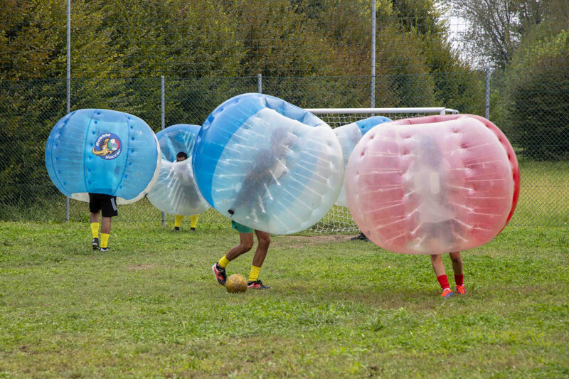 giocatoridi bubble soccer in un campo in erba da calcio al primo torneo di Gazzo PD