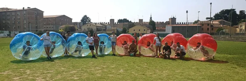 gruppo di ragazzi del Sister Cities Cittadella-Noblesville-Nova Prata nel campo da calcio del patronato di Cittadella, Padova
