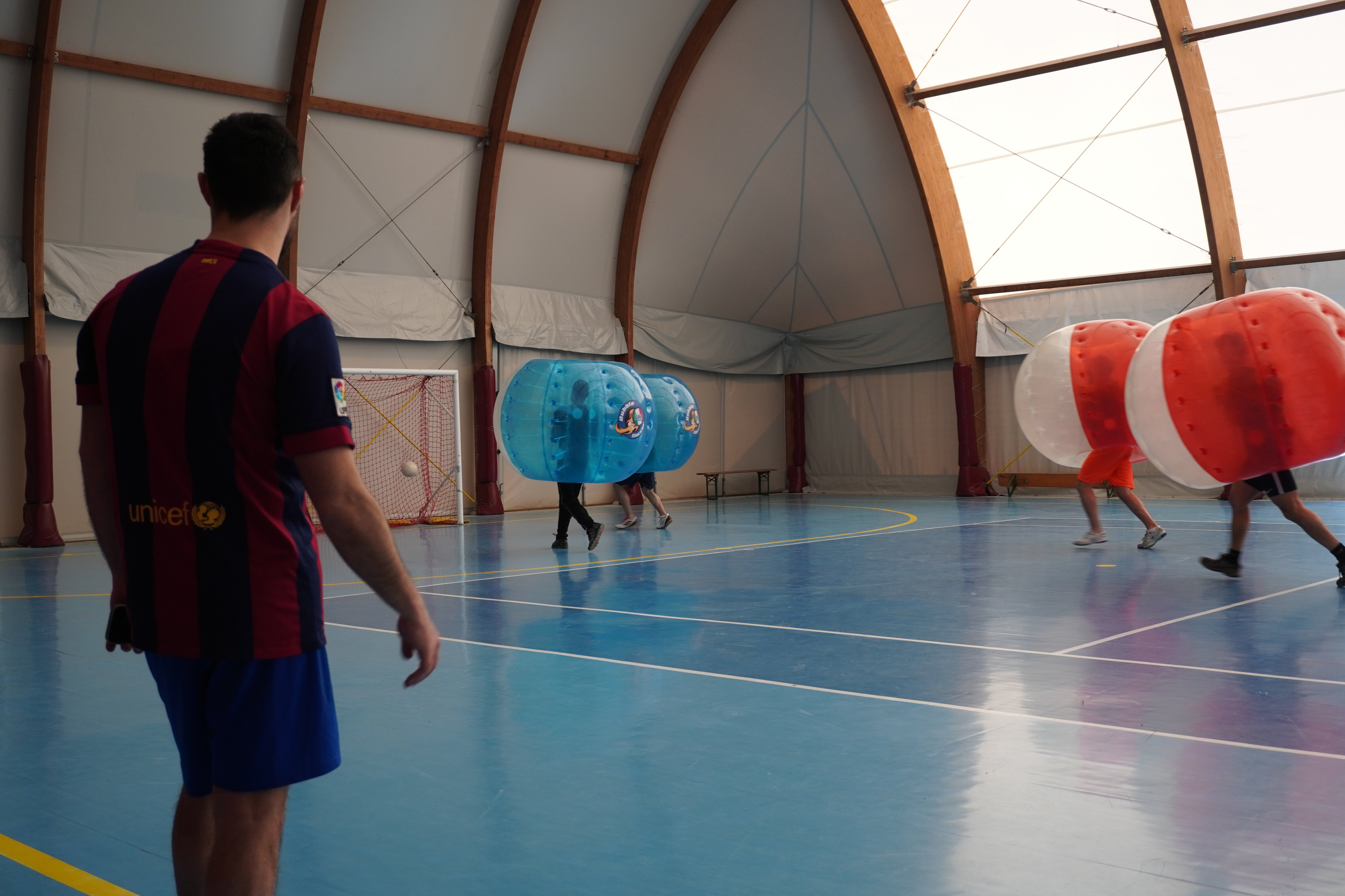 bubble soccer in una palestra in toscana