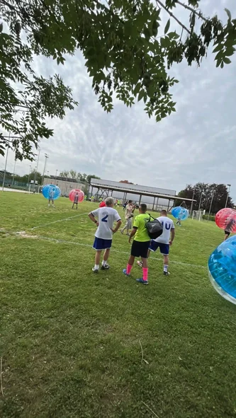 un torneo in un campo da calcio con bumper ball di Bubble Soccer Italia