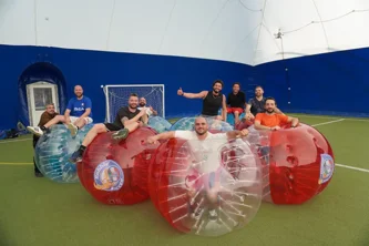 Addio al celibato con Bubble Soccer italia con ragazzi dell'Abruzzo al centro sportivo Villa Ferri di Padova