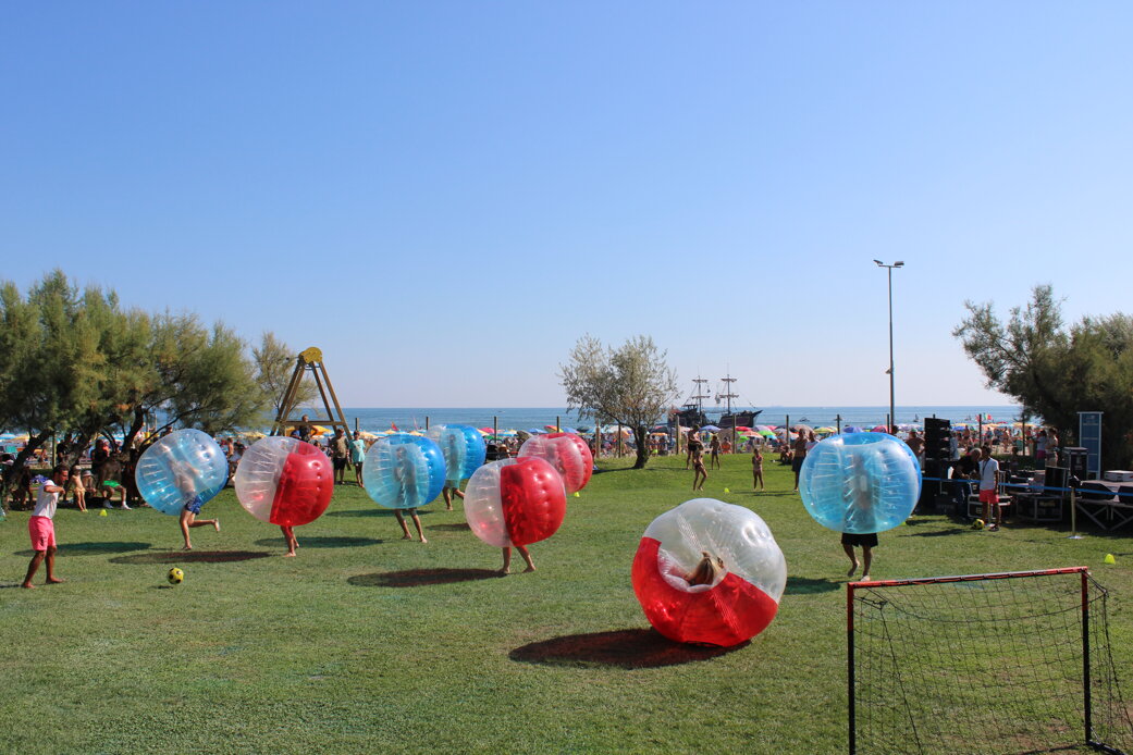 scena di gioco di bubble soccer al camping Mediterraneo di Cavallino Treporti, Jesolo, VE