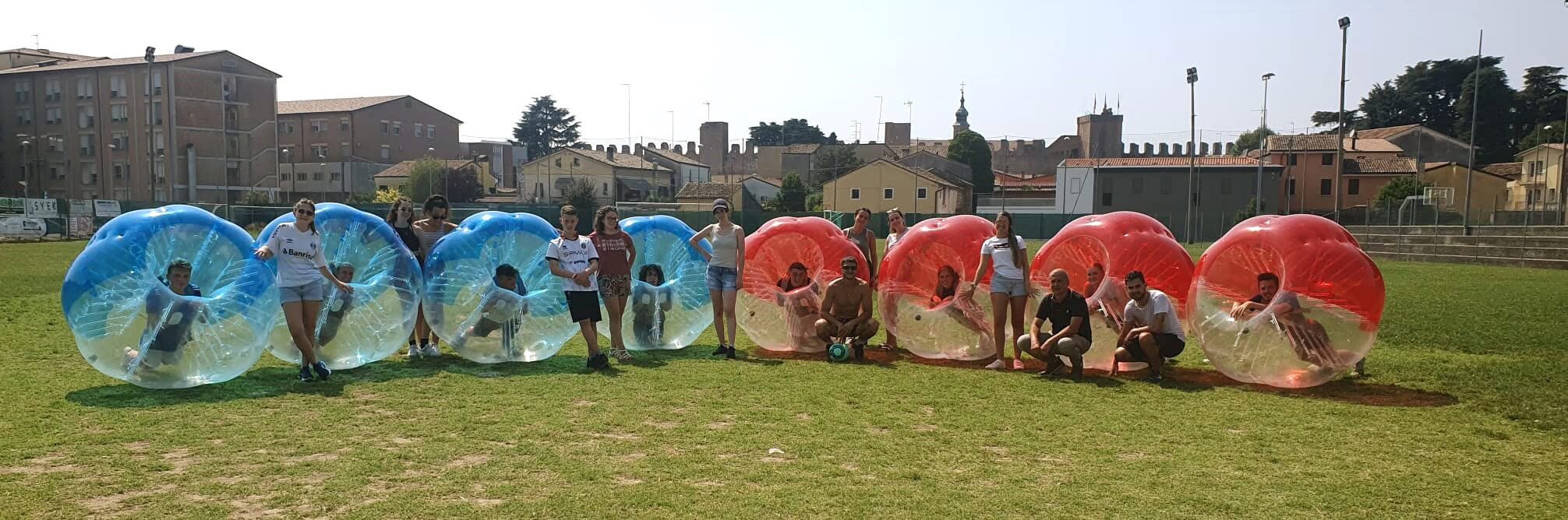 Tante mani alzate al cielo unite con sullo sfondo un cerchio giallo e delle chat viola