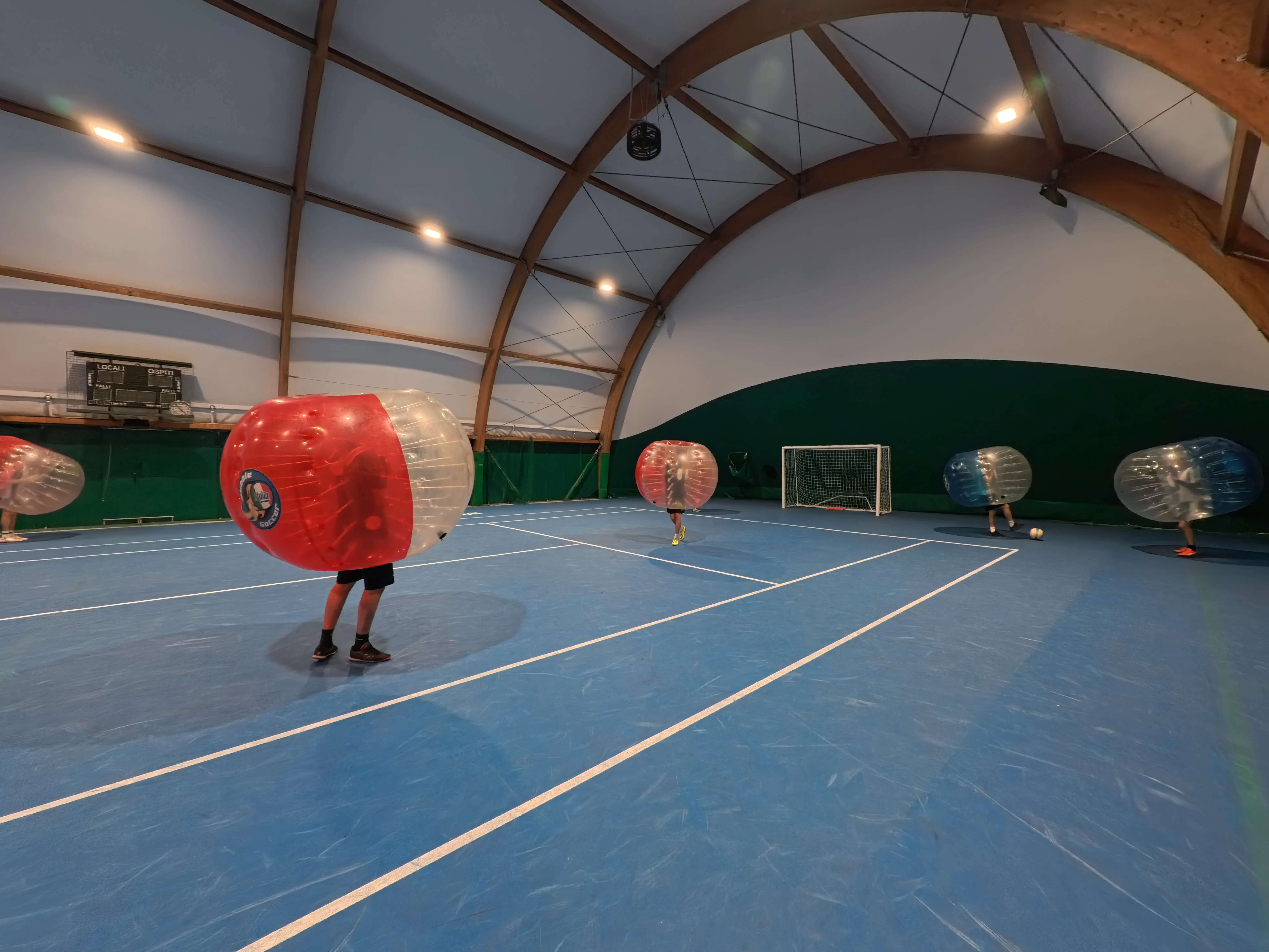 gente che gioca a bubble soccer