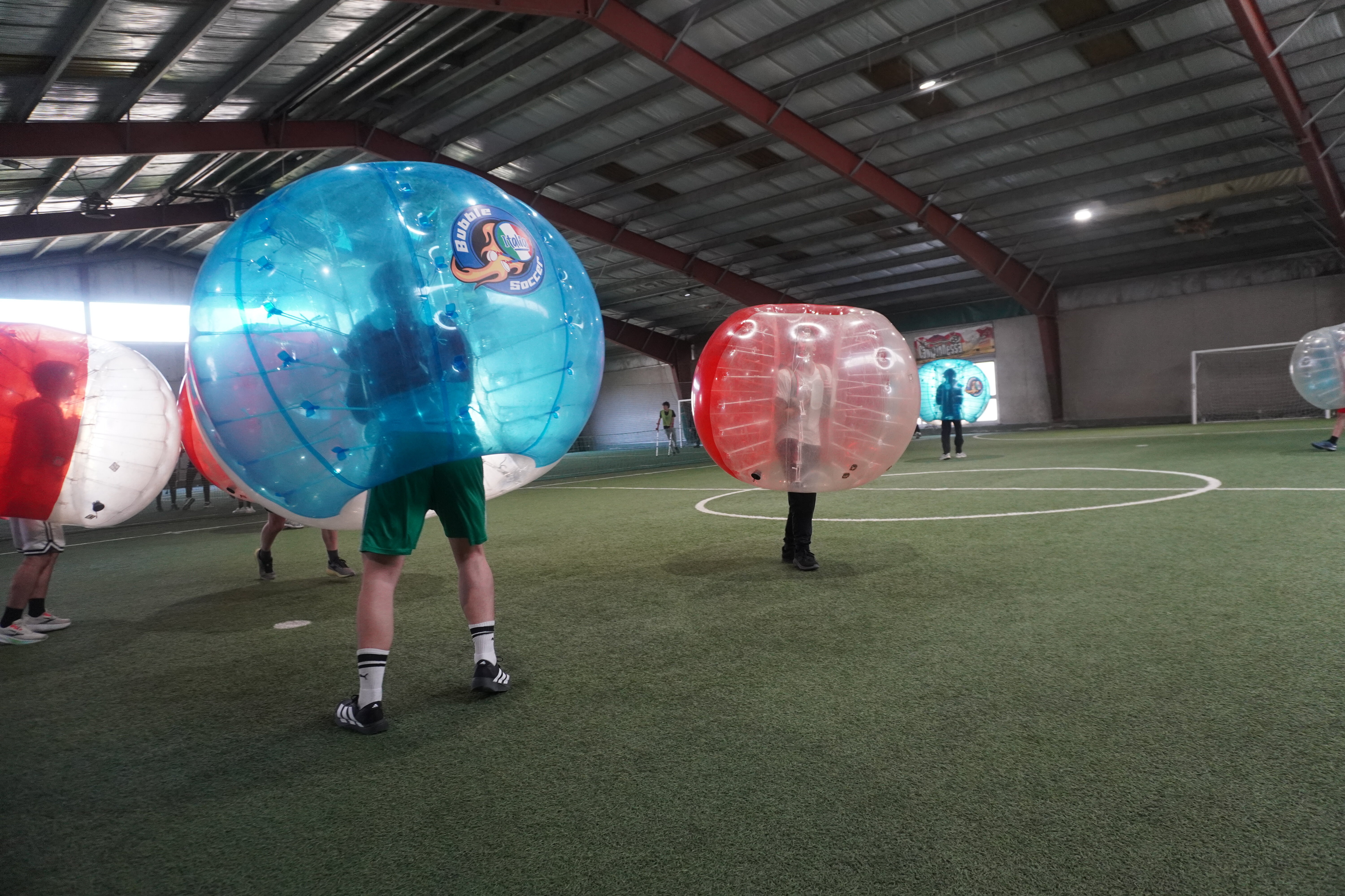 bubble soccer in un campo al coperto