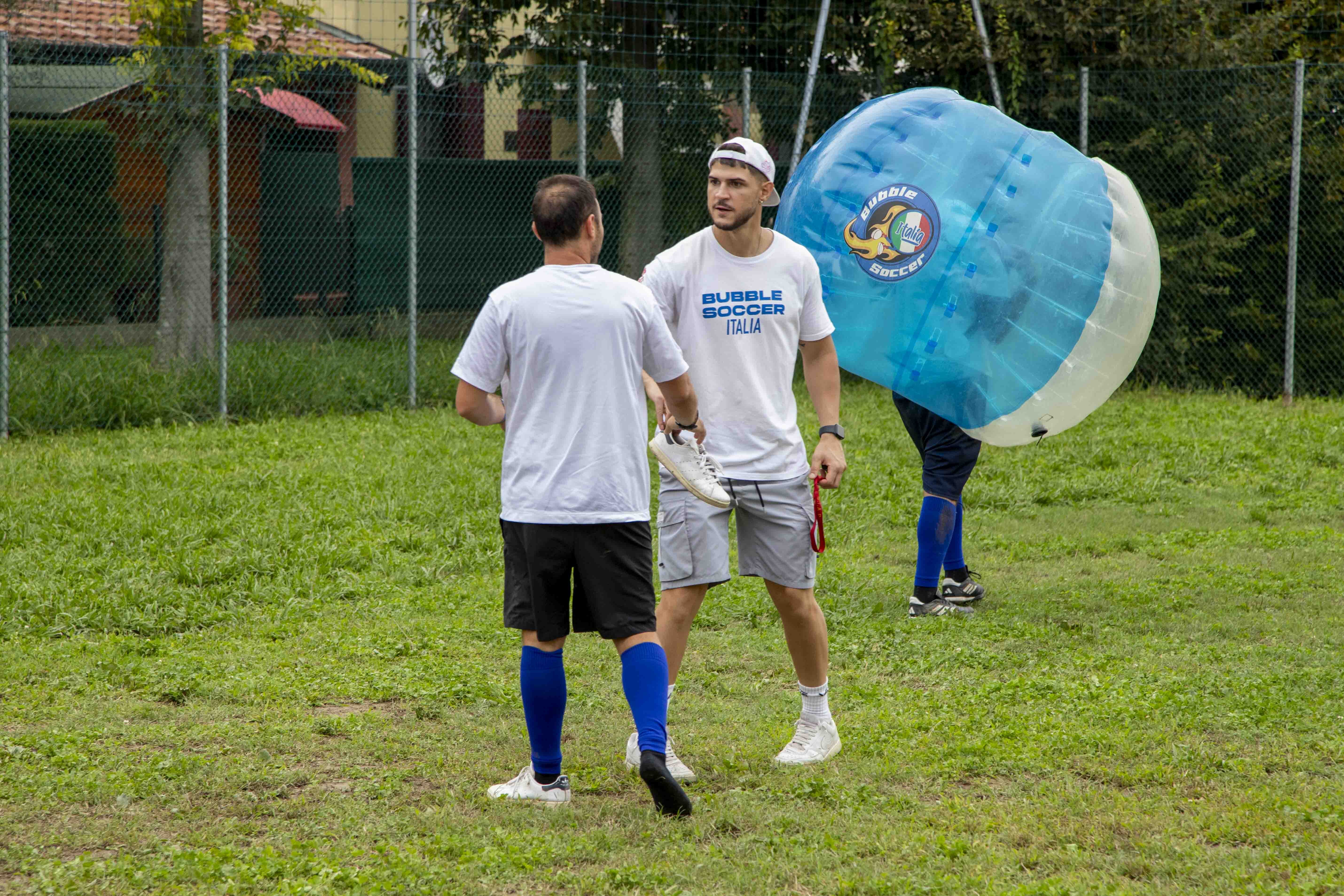 mani unite e sullo sfondo un cerchio giallo e delle chat viola