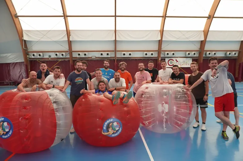 foto di un addio al celibato a Cittadella al centrosportivo Cittadellasport con lo sposo seduto sopra ad una bumper ball