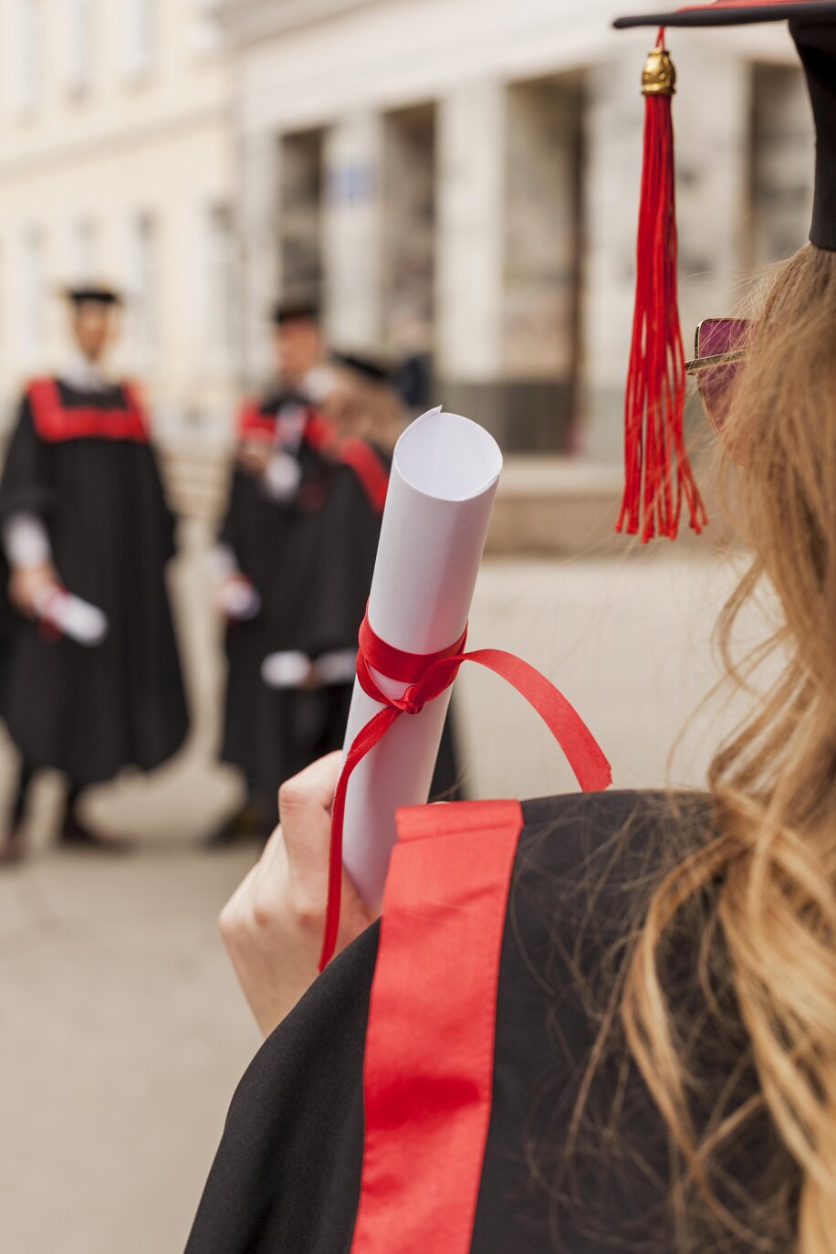 studenti-alla-cerimonia-di-laurea.jpeg studenti-alla-cerimonia-di-laurea.jpeg