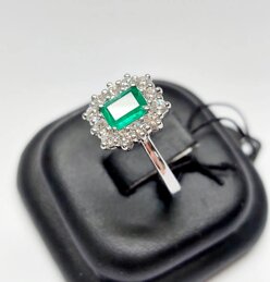 anello in smeraldo e diamanti 
