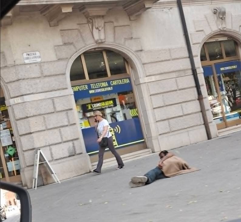 UDINE INFESTATA DA PROFUGHI SDRAIATI PER STRADA A PETTO NUDO UDINE INFESTATA DA PROFUGHI SDRAIATI PER STRADA A PETTO NUDO