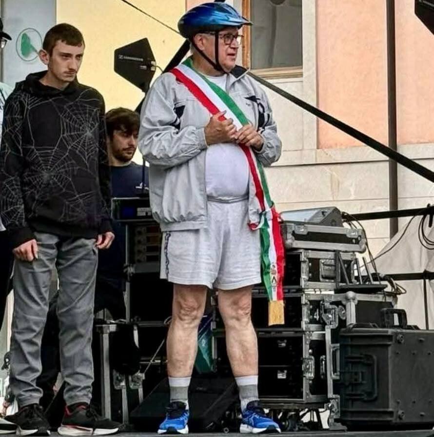 IL SINDACO DE TONI IN TILT: SALE SUL PALCO CON TRICOLORE E ABBIGLIAMENTO IMBARAZZANTE