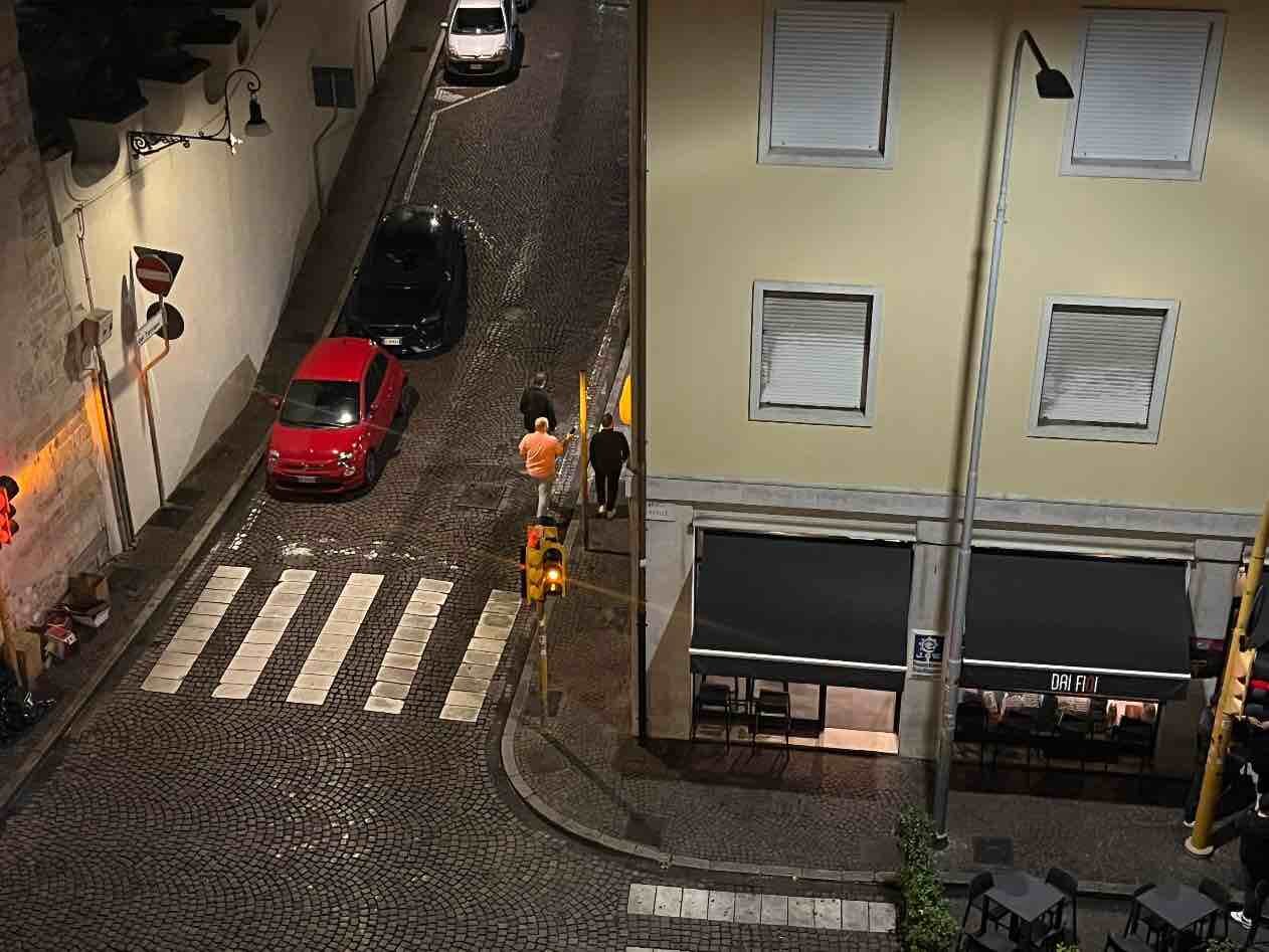 NOMADE MINACCIA LA POLIZIA LOCALE E GLI AGENTI SGOMMANO VIA
