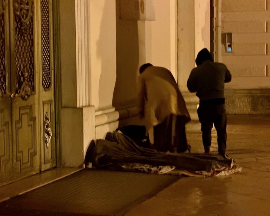 PROFUGHI E MIGRANTI BIVACCANO E DORMONO FUORI DALLE CHIESE